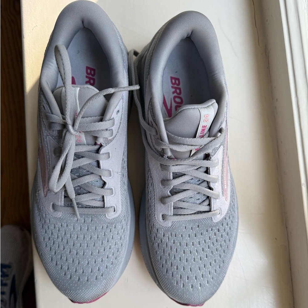 Brooks Women's Adrenaline GTS 24 9.5 Narrow - worn once for a walk